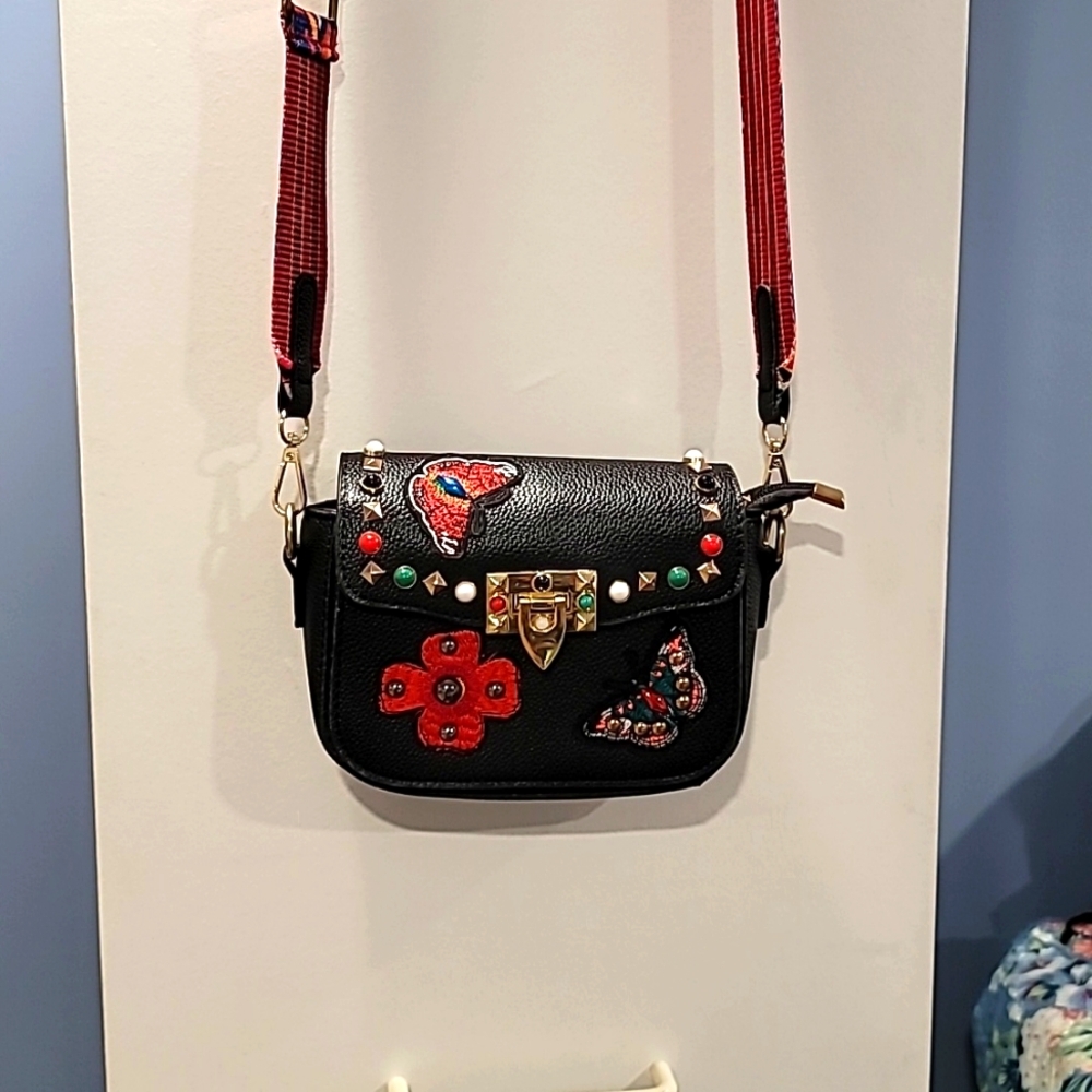 Beautiful shoulder bag with butterfly and flower embroidered on the front, with
